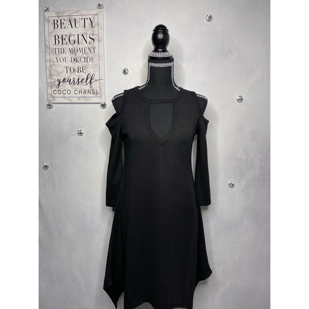 LONGSLEEVE OPEN SHOULDER DRESS.